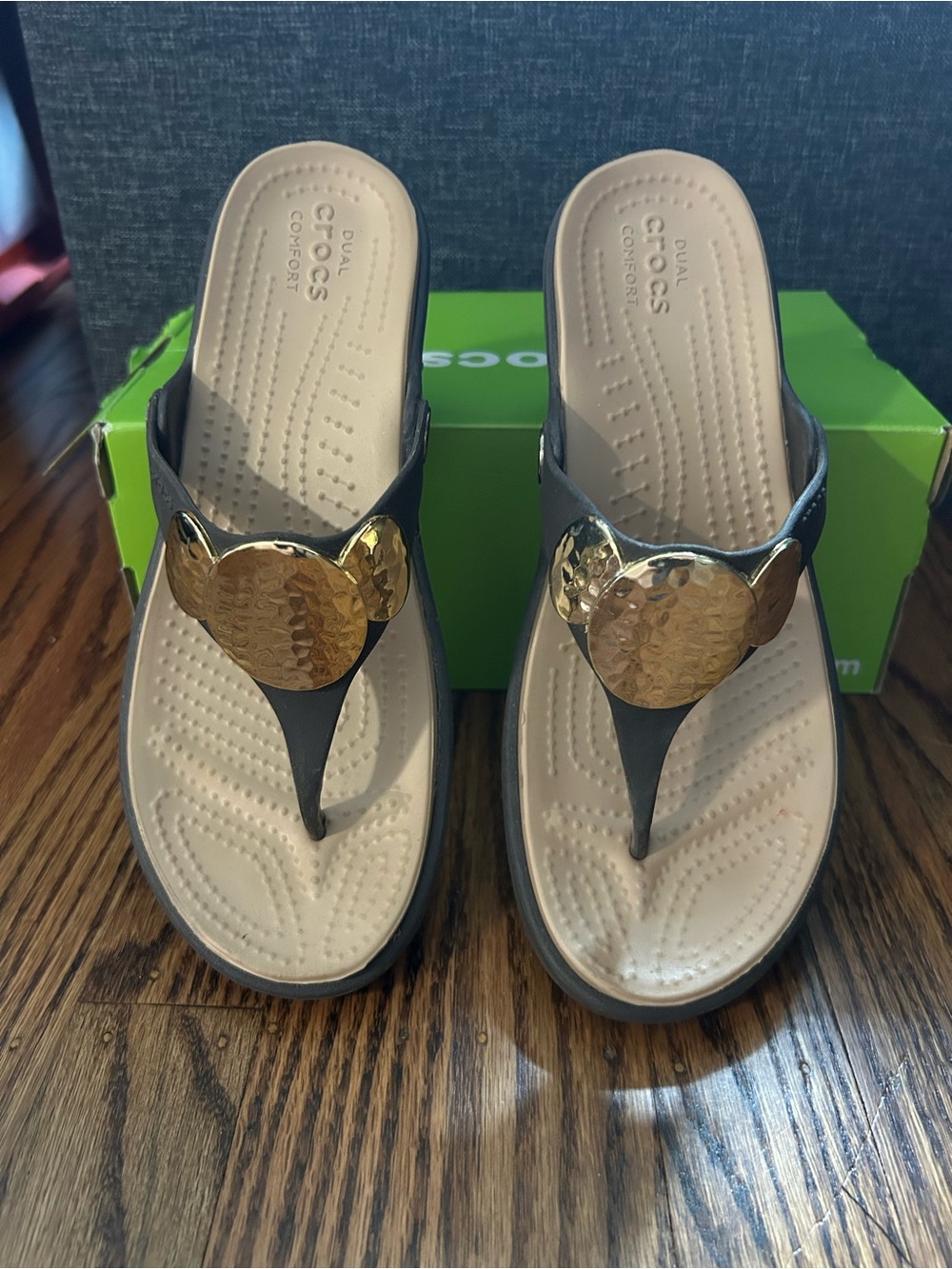 Crocs Sanrah Hammered Circle Wedge Flip Sandals sz 7 - Picture 2 of 7